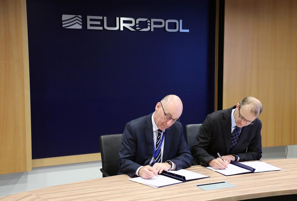 Europol and ... Cross-Border Combat FS-ISAC to Partner to Partner and FS-ISAC Cross-Border Europol Combat ...